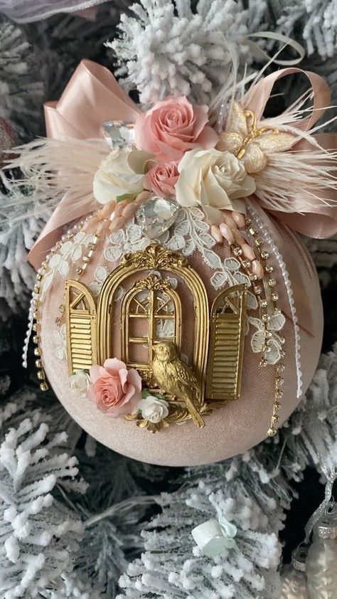 Shabby Christmas Decor, Victorian Christmas Tree Ideas, Diy Victorian Christmas Ornaments, Pink Xmas Decorations, Fancy Christmas Decorations, Victorian Christmas Decorations, Victorian Christmas Tree, Victorian Ornaments, Elegant Christmas Tree Decorations