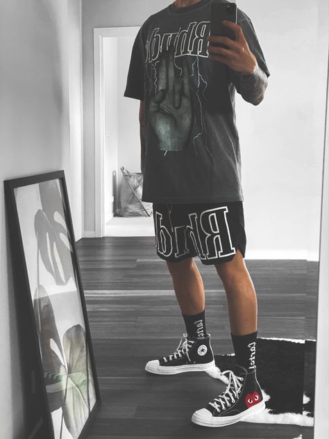 Rhude Mens Outfit, Mens Shorts Outfits, Shirt Design Inspiration, Outfit Grid, Mens Fashion Streetwear, Streetwear Men Outfits, Summer Outfits Men, Sneakers Outfit, T Shirt And Shorts