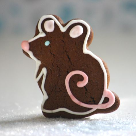 Mouse cookie Rat Cookies Decorated, Beatrix Potter Birthday Party, Beatrix Potter Birthday, Chinese New Year Cookies, New Year Cookies, Kids Cookies, Shaped Food, Halloween Cookies Decorated, Peter Rabbit Party