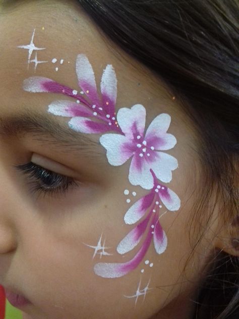 Face Painting Aesthetic Simple, Pretty Face Paint Ideas, Simple Flower Face Paint, Face Paint Ideas Butterfly, Face Painting Aesthetic Flowers, Face Paint Ideas For Teens, Floral Face Paint, Step By Step Face Painting, Pretty Face Paint