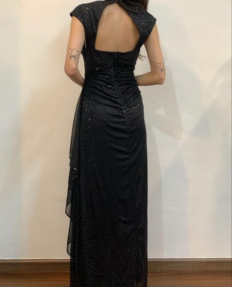 Midsize Prom Dress, 80s Dresses Formal, Black Glitter Gown, 90s Dress Formal, Glitter Gown, 90s Prom Dress, Prom Dress Inspo, Concert Dresses, Formal Dresses With Sleeves