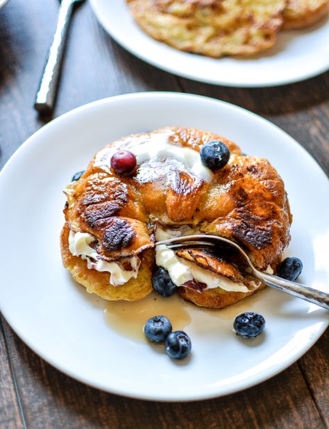 Blueberry Stuffed Croissant French Toast with Bacon: a weekend brunch indulgence that you've got to try! | www.cookingandbeer.com Stuffed Croissant French Toast, Buttermilk French Toast, Awesome French Toast Recipe, Desserts Drinks, Croissant French Toast, Easy French Toast Recipe, Croissant Sandwich, Best French Toast, Make French Toast