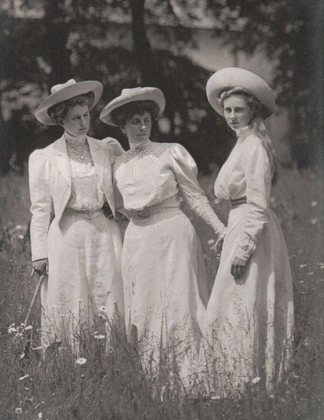 Princess Viktoria Luise on the right Three Women, Old Photography, Women Hats, Foto Vintage, Stil Inspiration, Edwardian Era, Vintage Portraits, Edwardian Fashion, Antique Photos