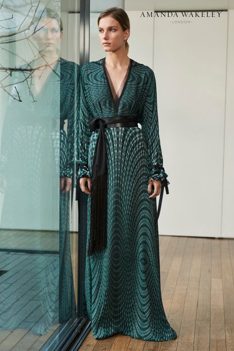 Modern Kimono Dress, Amanda Wakeley, Fashion Week 2016, Classy Work Outfits, Dresses 2020, Outfit Inspiration Fall, Vogue Paris, Inspiration Style, Work Outfits