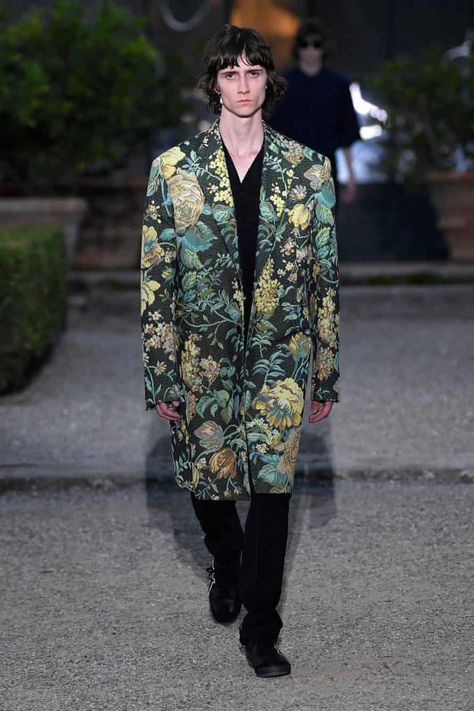 A model walks in a tapestry coat the runway at the Givenchy fashion show in June in Florence. Givenchy Fashion Show, Tapestry Backpack, Tapestry Coat, Givenchy Fashion, Old School Fashion, Model Walks, Big Fashion, Trend Fashion, Tracksuit Bottoms