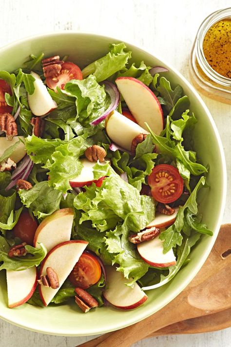 An apple adds sweetness and crunch to a fresh green salad made with cherry tomatoes, pecans, and blue cheese. #lunch #lunchideas #healthylunchideas #healthylunches #healthylunch #lunchrecipes #recipe #eatingwell #healthy Coleslaw Recipes, Best Apple Recipes, Fresh Lunch, Apple Salad Recipes, Recipes Salads, Tomato Salad Recipes, Mushroom Pizza, Red Onion Salad, Walnut Salad