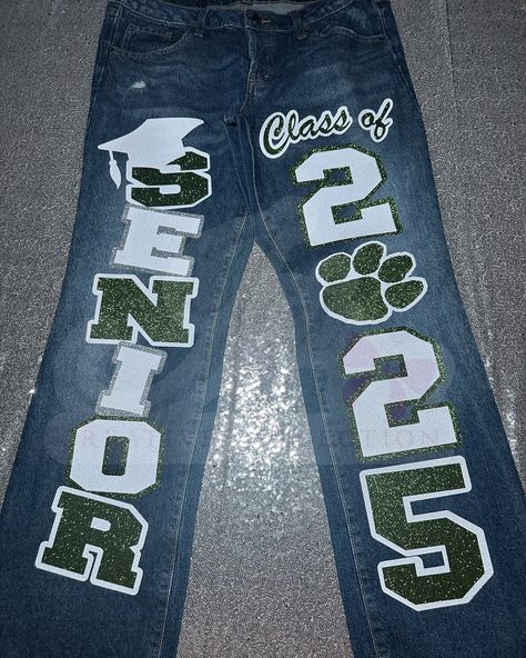 CUSTOM JEANS 💚🩶🤍 customized by @jaicreativecollection 🎀 —————————— DM or TEXT (313)318-0114 to place an order📲 ✨ —————————— (JEANS👖 PROVIDED BY CUSTOMER! CUSTOMIZATION FEE $65!) —————————— #senior2025 #2025 #seniorszn #classof2025 #jaicreativecollection🎀 #seniorsets #customseniorjeans #seniorjeans #detroitsmallbusiness #trojans #customizedjeans ##seniorskirt #customseniorjeans #panthers Black Senior Jeans, Senior Pants Ideas 2025, Senior Jeans Ideas High Schools, Senior Pants Ideas, Senior Jeans Painted, Senior Painted Jeans, Senior Year Diy, Senior Sweatshirts, Senior Jeans