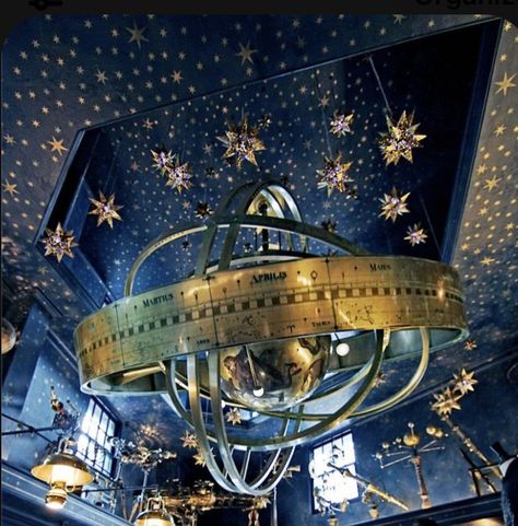 Harry Potter Room Aesthetic, Harry Potter Interior, Space Academia, Celestial Ceiling, Ravenclaw Room, Hogwarts Interior, Hogwarts Decor, Hogwarts Room, Astronomy Aesthetic