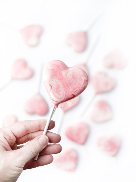 Marbled Chocolate, Chocolate Lollipop, Chocolate Melting Wafers, Chocolate Pops, Valentines Inspiration, Melting White Chocolate, Chocolate Lollipops, Valentine Chocolate, White Chocolate Raspberry