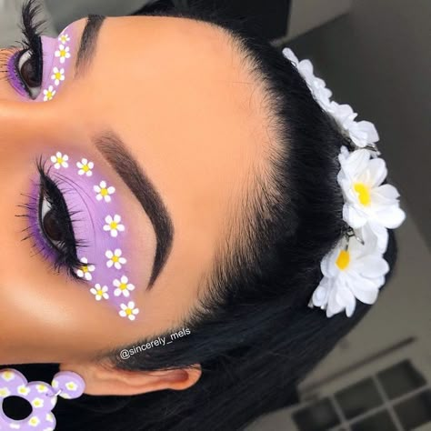 Spring 💜🌼 Floral Eyeshadow Looks, Spring Make Up Ideas, Extra Eye Makeup, Gel Liner Looks, Spring Eye Makeup Looks, Daisy Eye Makeup, Flowers Makeup Look, Daisy Makeup Look, Eyeshadow Flowers