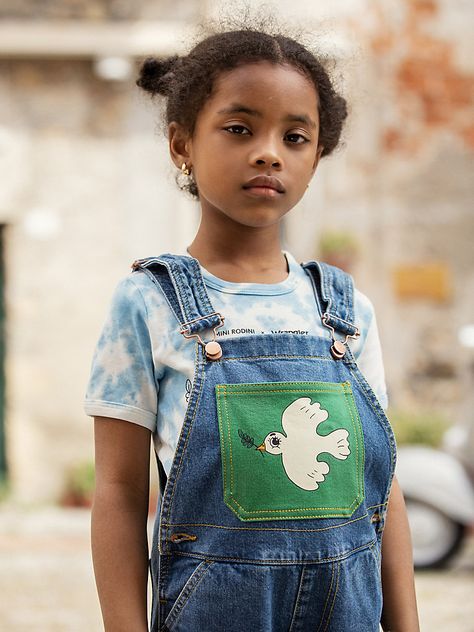 Mini Rodini x Wrangler: A collection of stylish quality denim and apparel for kids.These denim dungarees are crafted in 100% certified organic cotton with straight legs and adjustable shoulder straps. The overalls are designed with a large green chest pocket with a Peace Dove print as well as side and back pockets. This piece is part of our collaboration with the pioneering kids brand Mini Rodini. The collection features Western Americana style with a modern and youthful twist, all made with better materials. • 100 % Organic Cotton • GOTS certified • Enzyme Wash • Ozone Wash • Made in Turkey • SKU 2383010360 Since the products are mainly used by children, the control of chemical use is of the utmost importance. This garment is GOTS certified – the strictest certification for organic materi Dove Print, Western Americana, Denim Dungaree, Milk Magazine, Workwear Jeans, Americana Style, Denim Dungarees, Baby Bottoms, Peace Dove