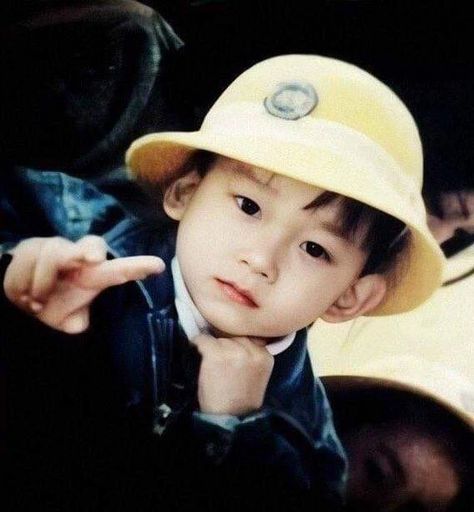 Recently EXO's baby pictures have gotten an HD makeover and these photos are guaranteed to make your day that much better. Exo Derp Face, Exo Jongdae, Childhood Images, Exo Jongin, Exo Lockscreen, Exo Korean, Exo Chen, Exo Memes, Kim Jongdae