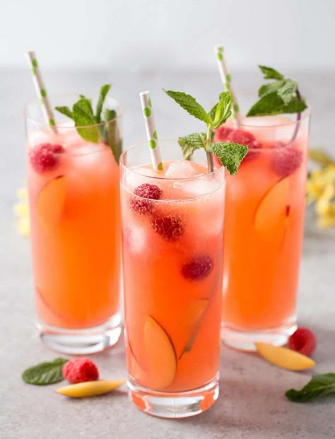 Easter Punch Recipes, Filet Mignon Chorizo, Perfect Summer Drink, Peach Lemonade, Peach Puree, Lemonade Drinks, Diy Drinks, Refreshing Summer Drinks, Homemade Lemonade