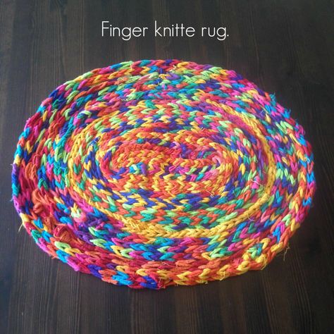 Finger Knitting For Kids, Diy Finger Knitting, Knitted Rug, Finger Knitting Projects, Yarn Crafts For Kids, Kids Knitting, Finger Crochet, Spool Knitting, Knit Rug