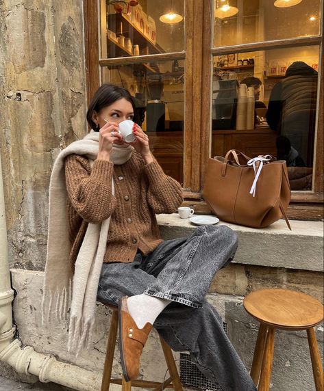 #birkenstock #sweater #jeans #scarf #scarfstyle #coldwinteroutfits #coldfalloutfits #fallfashion #winteroutfit Big Scarf Outfit, Birkenstock Outfit, Autumn School Outfit, Spring Break Outfit, How To Wear A Scarf, Fall Fit, Outfit Fall, Outfits Verano, Cute Fall Outfits