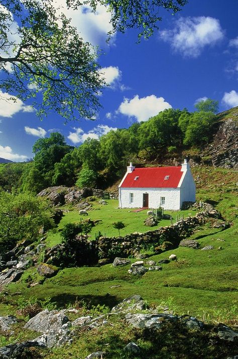 Red Roof Cottage, Cottage On A Hill, Scotland Cottage, Cottage View, Cottage Photography, Cottage Seaside, House In The Mountains, Red Roof House, Scottish Cottages