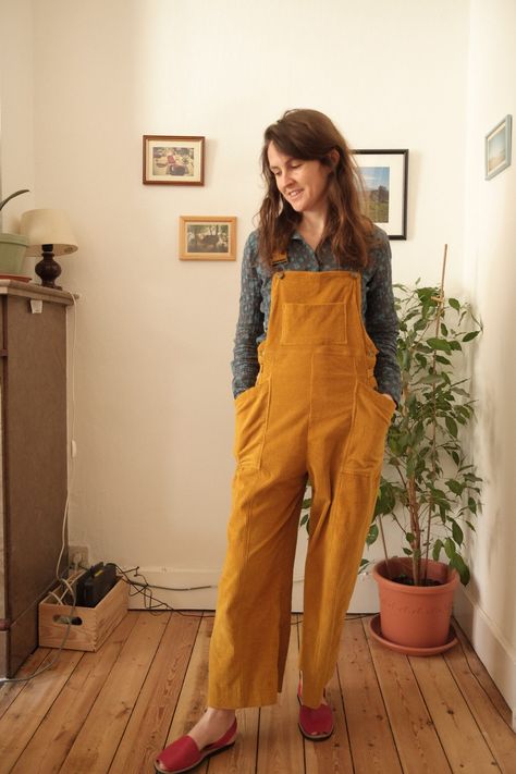 Mustard Overalls Outfit, Dungaree Pattern, Corduroy Dungarees, Summer Family Photos, Teacher Clothes, Overalls Outfit, Monochrome Outfit, Wide Trousers, Family Photo Outfits