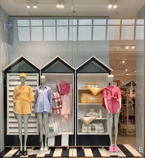 Summer Merchandising, Summer Window Display, Windows Design, Summer Window, Yves Delorme, Presentation Ideas, Retail Windows, Beach Huts, Shop Layout