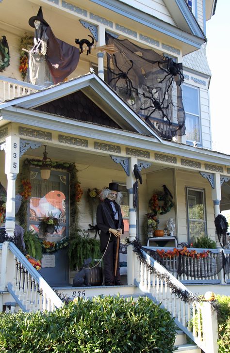 Pumpkin Yard Decorations, 1800 House, Halloween Porches, Halloween Gala, Haunted Manor, Halloween Entryway, Witches House, Furniture Colors, Halloween Lights Decorations