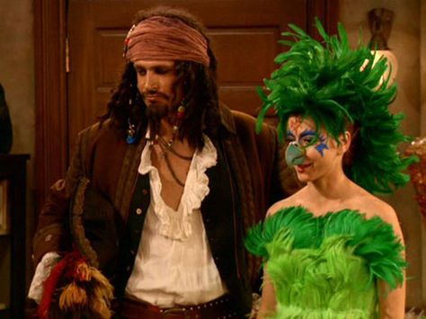 How I Met Your Mother: Marshall and Lily: Obviously, Marshall and Lily go for the couple's costume, dressing up as a pirate and a parrot. (Marshall's not a bad Jack Sparrow, don't you think?) Vampire Costume Diy, Marshall And Lily, Pirate Costume Diy, Parrot Costume, Funny Couple Costumes, How Met Your Mother, Funny Couple Halloween Costumes, The Bigbang Theory, Diy Couples Costumes