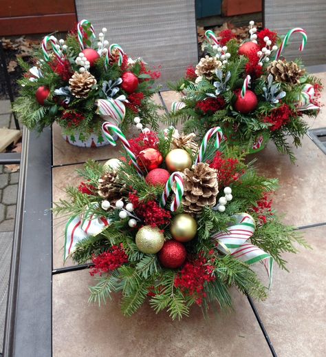 Christmas Floral Arrangements Diy, Art Floral Noel, Xmas Centerpieces, Tanaman Indoor, Christmas Centers, Deco Table Noel, Christmas Flower Arrangements, Christmas Table Centerpieces, Christmas Floral Arrangements