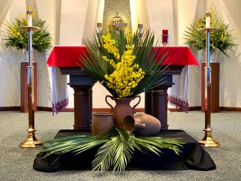 Easter Altar Decorations, Easter Church Flowers, Lent Decorations For Church, Church Stage Decor, Palm Sunday Decorations, Clay Jars, Church Altar Decorations, Altar Design, Church Altar