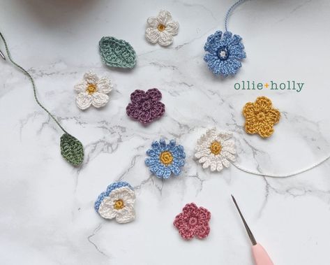 Free Tiny Flowers Bouquet Crochet Pattern - Ollie + Holly | Amigurumi Crochet Patterns Tiny Crochet Flower, Tiny Crochet Flowers, Flowers Bouquet Crochet, Hekel Patrone, Aesthetic Crochet Patterns, Stitching Diy, Bouquet Crochet, Flowers Simple, Crochet Patterns Ideas