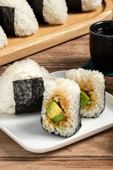 Avocado Stuffed Rice Balls (Onigiri) Rice And Avocado Recipe, Onigiri Recipe Vegan, Japanese Stuffed Rice Balls, Vegetarian Onigiri Filling, Onigiri Recipe Vegetarian, Vegan Onigiri Filling, Vegetable Onigiri, Stuffed Onigiri, Japanese Healthy Recipes