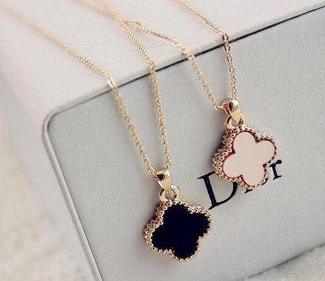 Dior Four Leaf Clover Flower necklace. Want!!!! Maquillage Yeux Cut Crease, Social Service, Van Cleef And Arpels Jewelry, Clover Jewelry, Clover Pendant, Jewelry Accessories Ideas, Dope Jewelry, Clover Necklace, Girly Accessories