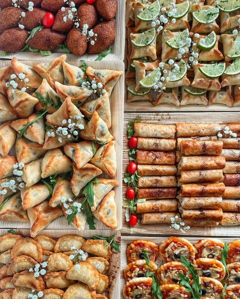 Party Food Bars, Catering Food Displays, Christmas Homescreen, Catering Ideas Food, Party Food Buffet, Party Food Platters, Wedding Buffet, Chafing Dishes, Food Displays