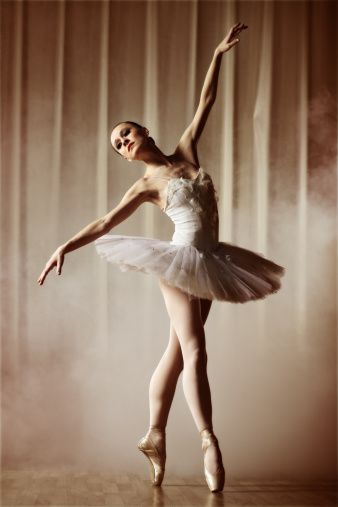 Danseur de la danse classique Ballerina Photography, Ballerina Poses, Dancing Poses, Ballet Dance Photography, Dance Picture Poses, Ballet Images, Australian Ballet, Dance Photography Poses, Ballet Performances