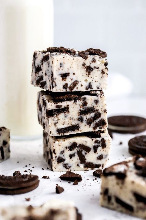 5 Ingredient Oreo Fudge, Oreo Fudge Recipe Condensed Milk, Fudge Recipe Condensed Milk, Oreo Fudge Recipe, Oreo Dessert Easy, White Chocolate Fudge, Oreo Fudge, Oreo Flavors, Fudge Recipes Easy