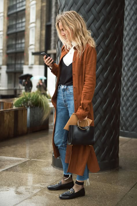 Brown Trench Coat + Black Cami over White T-Shirt + High-Waisted Jeans + Fishnet Socks with Black Loafers + Metal Bag // Street Style, Fashion Trends, Fashion Week, Women's Fashion Socks Outfit, Socks Style, Jeans Coat, Mode Tips, Shoes Socks, Blazer Outfit, Looks Street Style, Denim Style, Mode Inspo