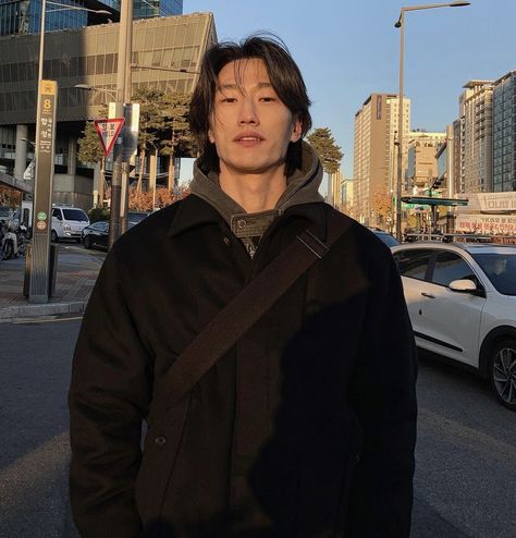 Japanese Man Aesthetic, Asian Male Aesthetic, Asian Guys Aesthetic Outfits, Handsome Japanese Men, Asian Men On Instagram, Japan Guy Aesthetic, Japanese Man, Black Korean, Dark Men