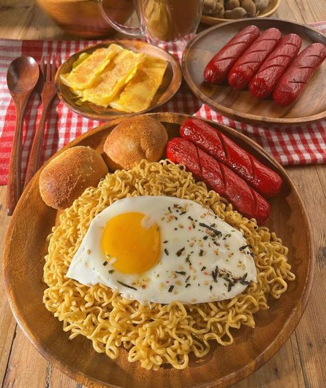 Filipino Breakfast Aesthetic, Silog Meals Ideas, Silog Meals, Pinoy Dishes, Filipino Breakfast, Chicken Burgers Recipe, Grocery Foods, Yummy Comfort Food, Filipino Food