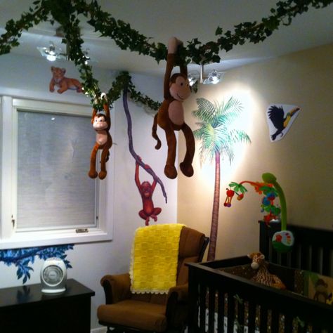 Jungle theme ...love the "real" vines with hanging monkeys, could do in the living room Jungle Bedroom Theme, Kids Jungle Room, Jungle Themed Bedroom, Monkey Room, Jungle Bedroom, Jungle Themed Nursery, Monkey Nursery, Safari Room, Jungle Theme Nursery