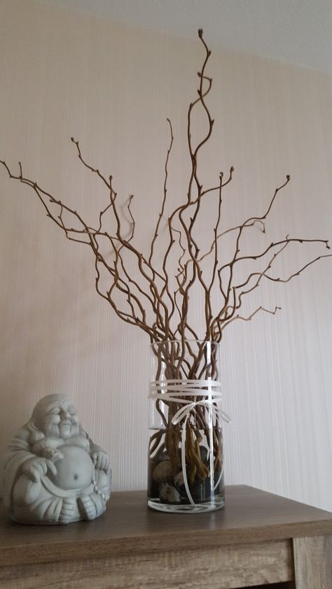 Twigs And Branches Decor, Lent Decorations For Church, Tree Branch Crafts, Easter Decoration Ideas, Gardening Design Diy, Vase With Branches, Branches Diy, Painted Branches, Tree Branch Decor