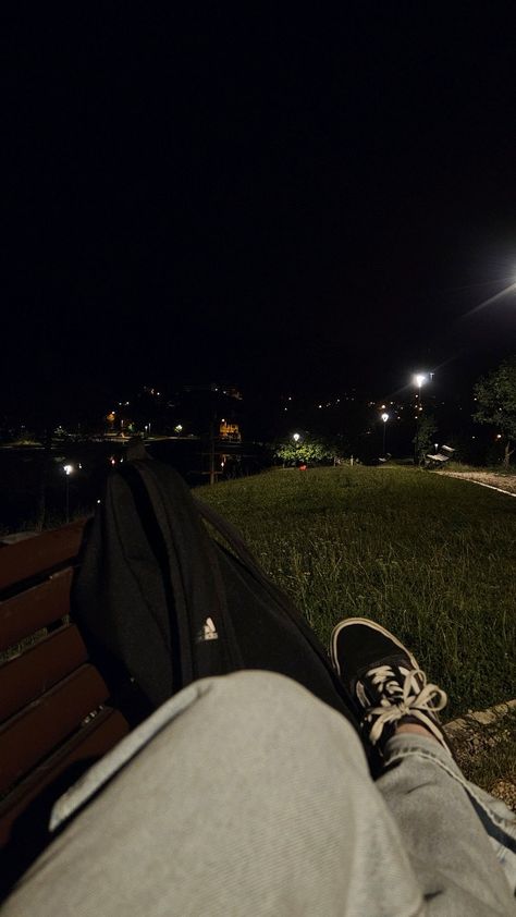 Nighttime Selfies, Sitting Outside At Night, Bench Aesthetic, Rapper Pictures, Late Night Date, Peace Vibes, Late Night Aesthetic, Night Core, Campus Aesthetic