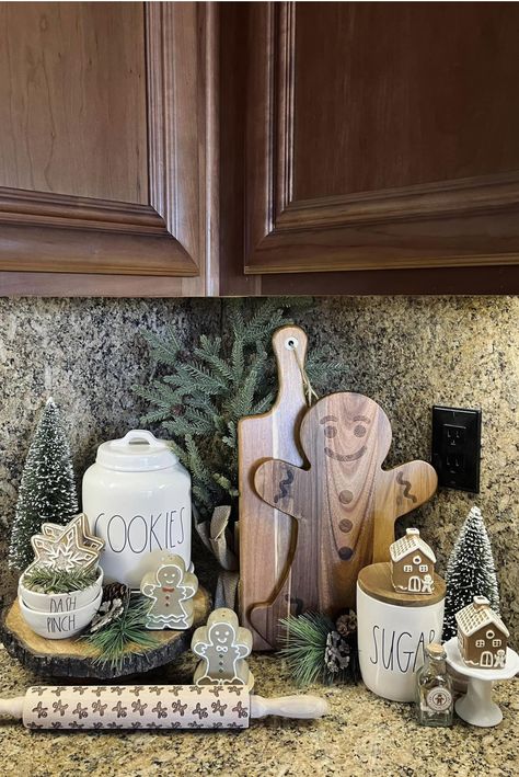 Gingerbread Christmas Decor, Cozy Christmas Decor, Neutral Christmas Decor, Gingerbread Decorations, Christmas Decor Inspiration, Country Christmas Decorations, Christmas Kitchen Decor, Christmas Themes Decorations, Christmas Lovers