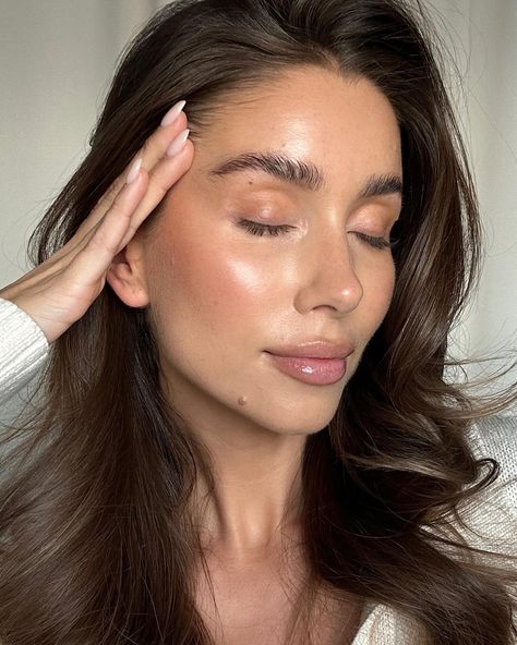 Dewy skin in seconds thanks to our Dewy Drops 🤌 An award-winning blend of serum & foundation that delivers a flawless, radiant, & natural finish. Dewy Drops, 2025 Year, Serum Foundation, Twenty Twenty, Liquid Highlighter, Powder Highlighter, Dewy Skin, Glass Skin, Face Serum