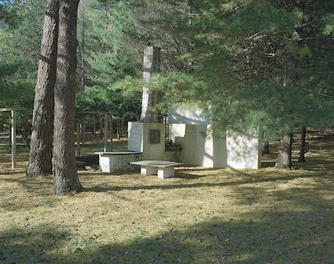 Outdoor “room” that Constantino Nivola created on his Long Island property.   ✭~~hh/ Constantino Nivola, Pre Columbian Architecture, Nyc Artist, Barns Sheds, Covered Pergola, Desert Homes, Mural Painting, Built Environment, Long Island