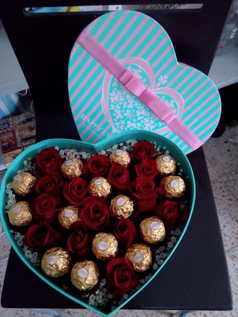 Rosas y chocolates Chocolates, Youtubers, Flowers, Quick Saves