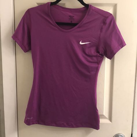 New With Tags! Great Work Out Shirt. Has Small Holes On The Back To Keep You Cool While Working Out. Dry Fit Tshirts, Sport Tshirts, Nike Top, Tops Nike, Nike Fit, Future Outfit, Purple T Shirts, Swim Shirts, Fall Fits