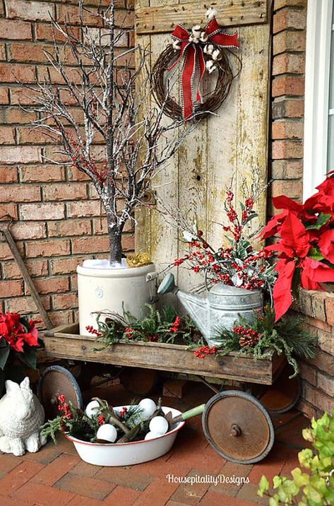 outdoor-christmas-decorated-front-porch-vintage-wagon Natal Country, Ideas De Piscina, Christmas Front Porch, Christmas Porch Decor, Christmas Outdoor, Christmas Porch, Front Porch Christmas Decor, Primitive Christmas, Noel Christmas