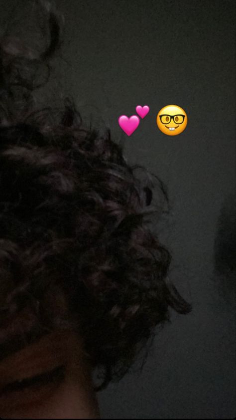 Curly Heads Boys Hispanic, Curly Head, Iphone Wallpaper For Guys, Cute Guy Pics, Dark Skin Boys, Happy Music Video, Cute Curly Hairstyles, Snap Friends, Baddie Outfits Ideas