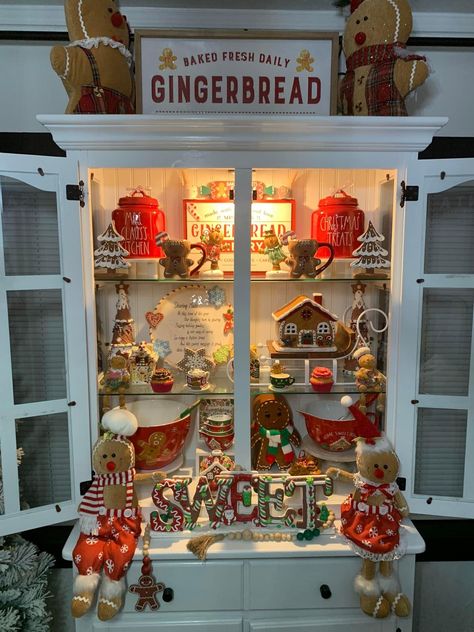 Christmas Grotto Ideas, Christmas Kitchens, Country Hutch, Gingerbread Kitchen, Christmas Bakery, Gingerbread Crafts, Gingerbread Christmas Decor, Christmas Dining Room, Christmas Farmhouse