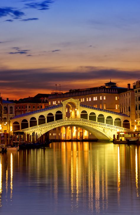 Amazing night view of Rialto Bridge in Venice! #TravelItaly #ItalianHolidays #Venice #ItalyTourism City Skyline Wallpaper, Rialto Bridge Venice, Archangel Michael Tattoo, Arched Bridge, Venice Bridge, Italy Tourism, Venice Painting, Silence Is Golden, Italian City