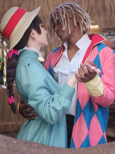 Howls Moving Castle Cosplay, Howl Sophie, A Heart's A Heavy Burden, Cosplay Couple, Staring Contest, Couple Cosplay, Howl And Sophie, Film Studio, Fantasias Halloween