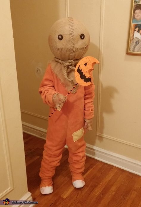 Noel: This costume is being worn by my 13 year old daughter. The head is made from paper mache and burlap material hot glued to the paper mache. In order to... Diy Boys Halloween Costumes Last Minute, Diy Fnaf Costume, Sam Trick R Treat Costume, Halloween Costume Ideas Boys, Trick R Treat Costume, Sam Halloween Costume, Sam From Trick Or Treat, Scariest Halloween Costumes, Sam Trick Or Treat