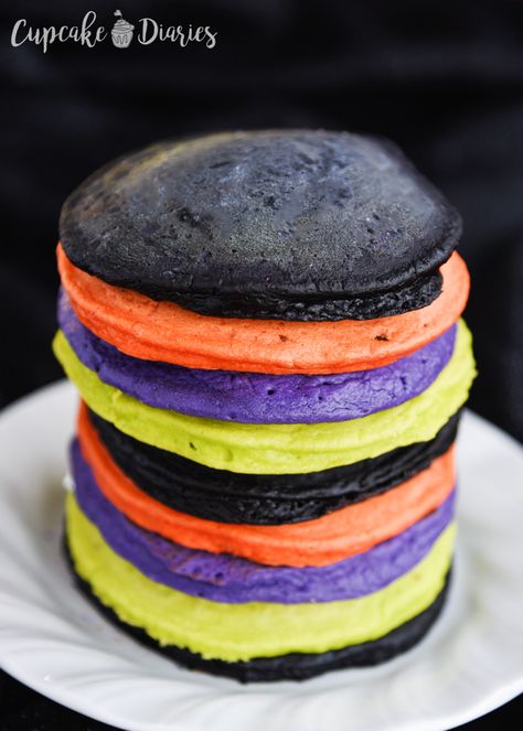 Colorful Halloween Pancakes Halloween Breakfast For Kids, 30 Days Of Halloween, Kids Food Ideas, Halloween Pancakes, Pancake Ideas, Cupcake Diaries, Postres Halloween, Recetas Halloween, Kids Halloween Food